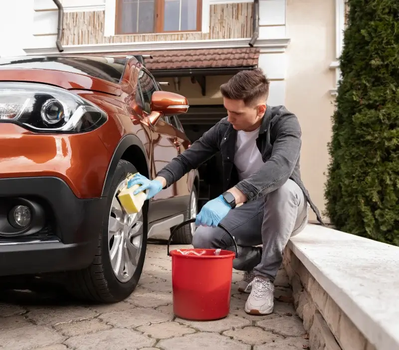 Lavage auto à domicile La Bouëxière : professionnel intervenant sur un véhicule